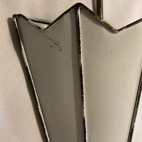 Farmhouse/distressed wall accent.  Use as accent only or insert floral pieces - Picture 7 of 9